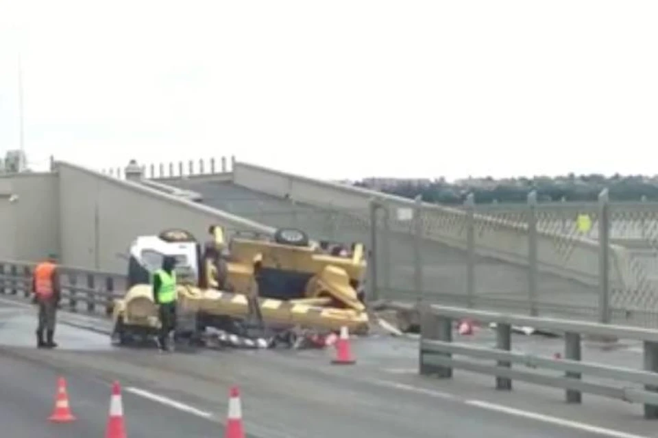 В Петербурге водитель автовышки пострадал в ДТП с автовозом на КАД