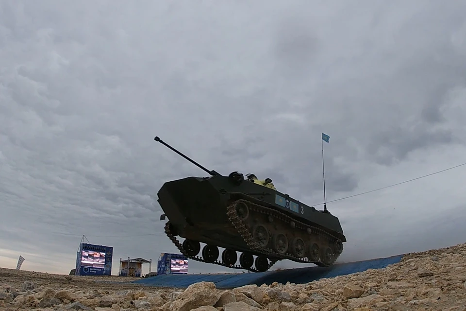 Минобороны выложило видео гонки боевых машин десанта под Рязанью.
