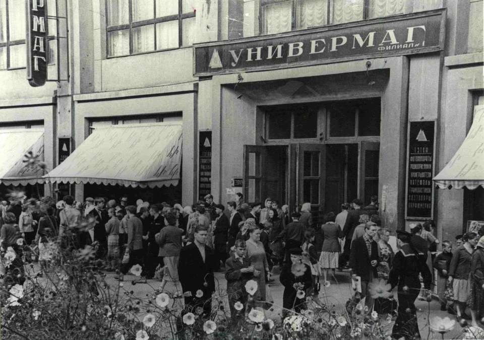 В первые месяцы, как открылся универмаг, сюда заходило по тысяче человек в час. Фото: архив универмага "Детский мир"