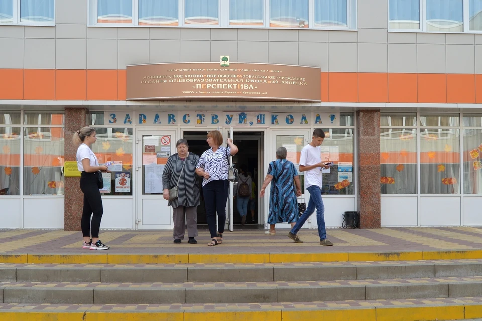 Родителей пустят на школьную линейку