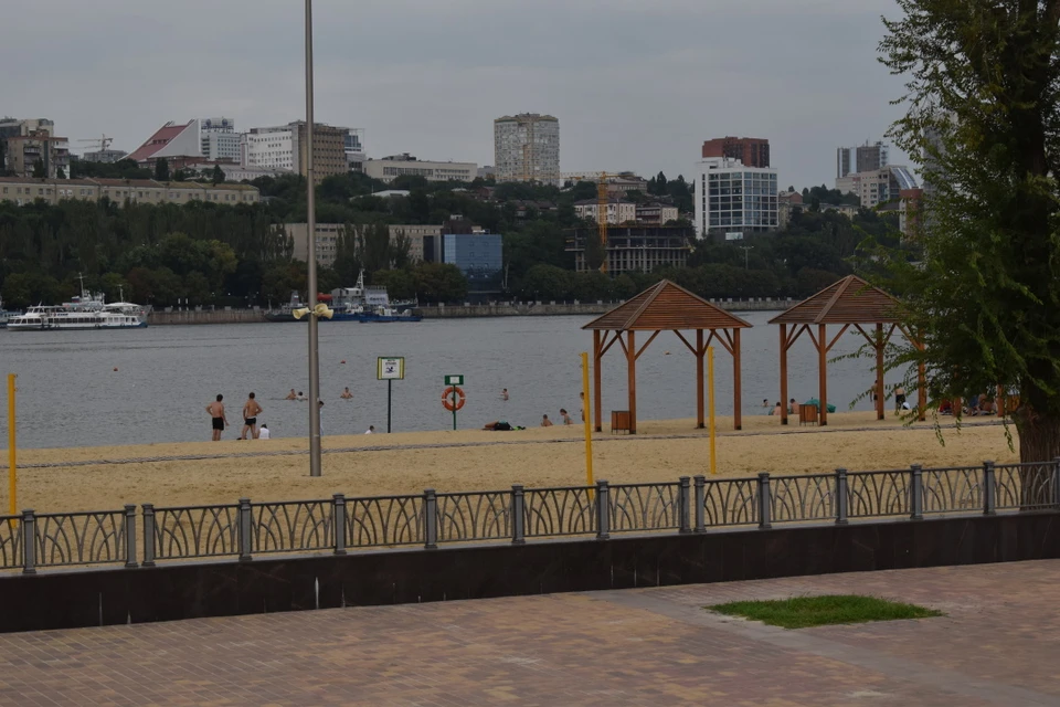 Левобережный пляж не пустеет, несмотря на конец лета