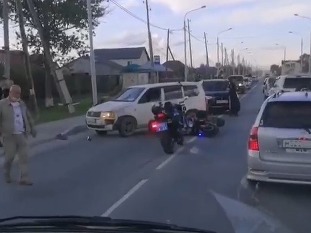 Драка, полет с моста и сбитый полицейский: на Сахалине выходные выдались  богатыми на ДТП - KP.RU