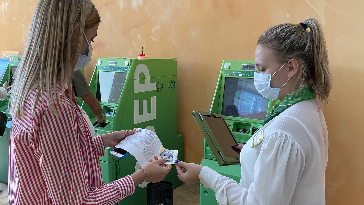 В офисах Тульского отделения Сбербанка можно получить светоотражающую  наклейку для детей - KP.RU