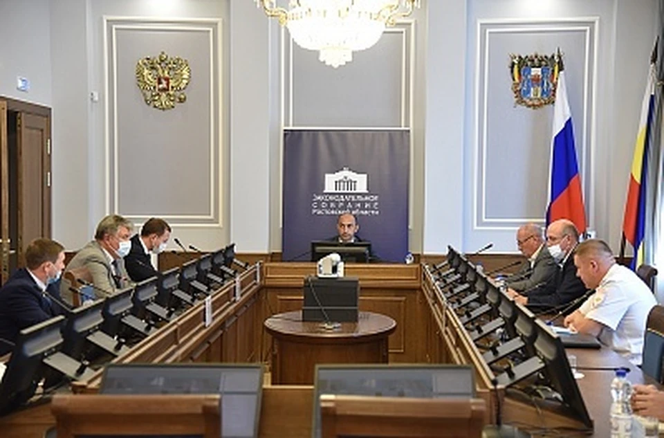 В донской столице, в областном Заксобрании, прошел круглый стол, участники которого подняли тему пассажирских перевозок легковым такси. Фото: пресс-служба ЗС РО