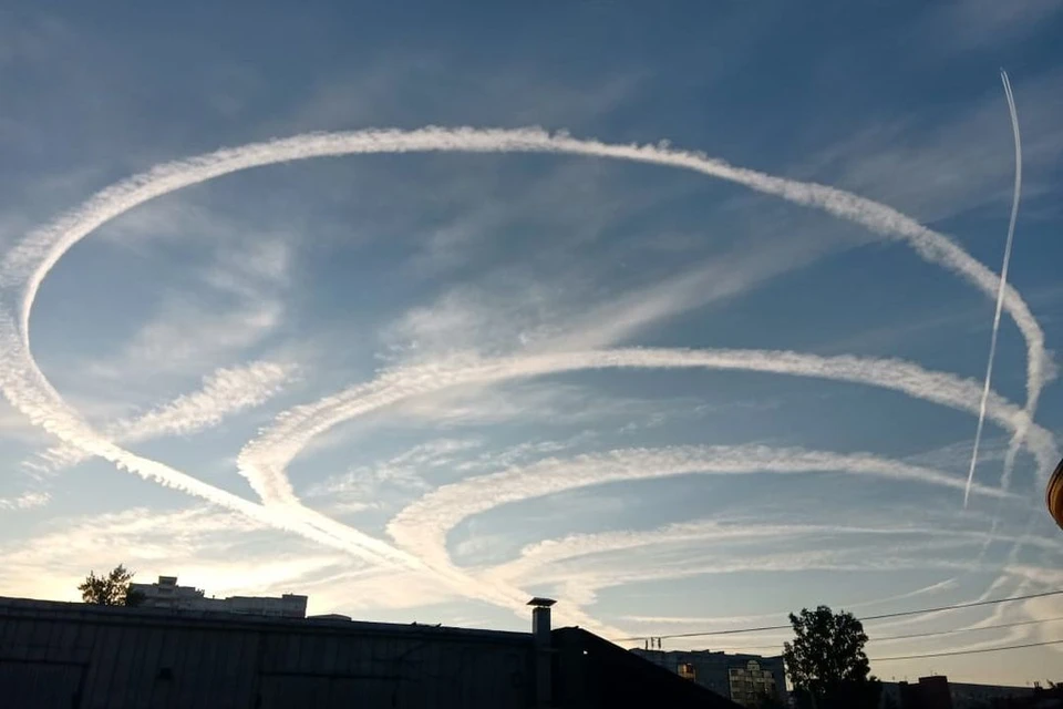 Самолет сделал уже 7 кругов над городом. Фото: читатели КП-Новосибирск