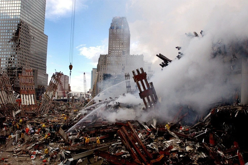 Ранним утром 11 сентября 2001 года два самолета врезались в Северную и Южную башни Всемирного торгового центра в Нью-Йорке