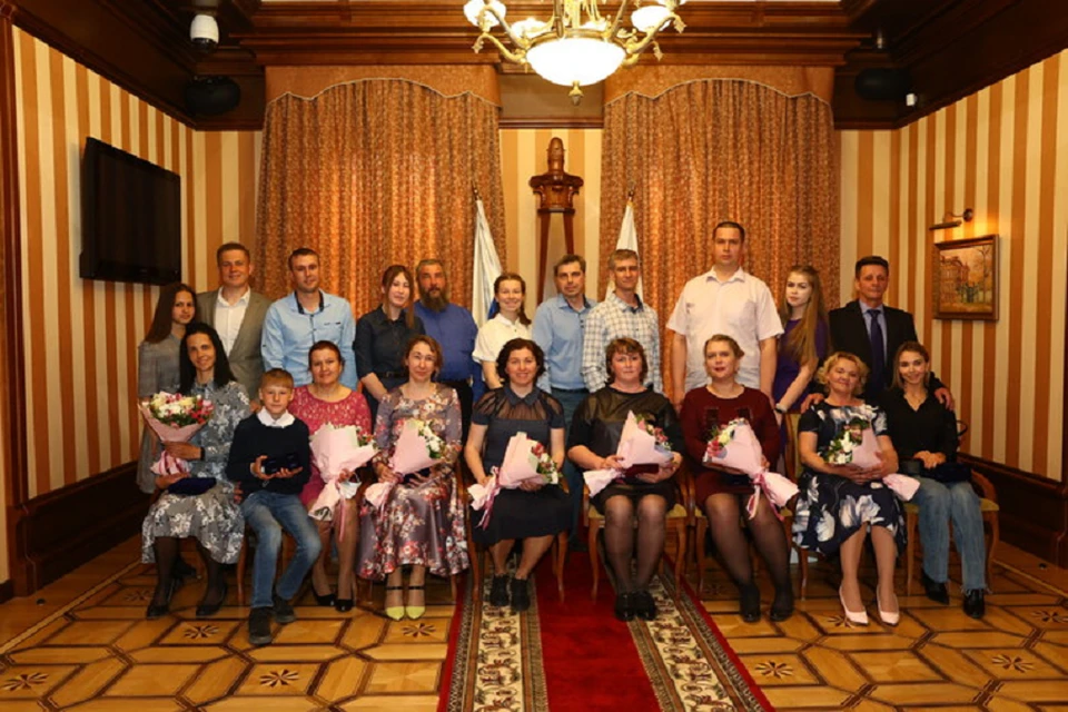 Супруги Барановы после награждения: Светлана Сергеевна - четвертая справа в нижнем ряду; Владимир Николаевич - четвертый справа вверху.