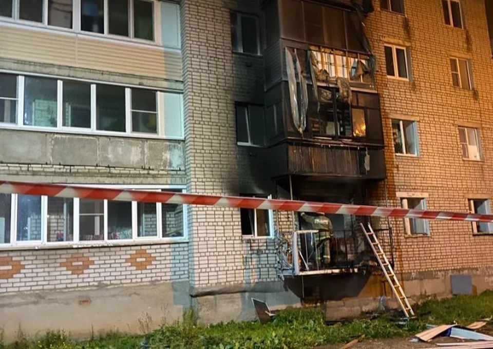 При пожаре в поселке Константиновский Ярославской области пострадали два человека. ФОТО: читатель КП