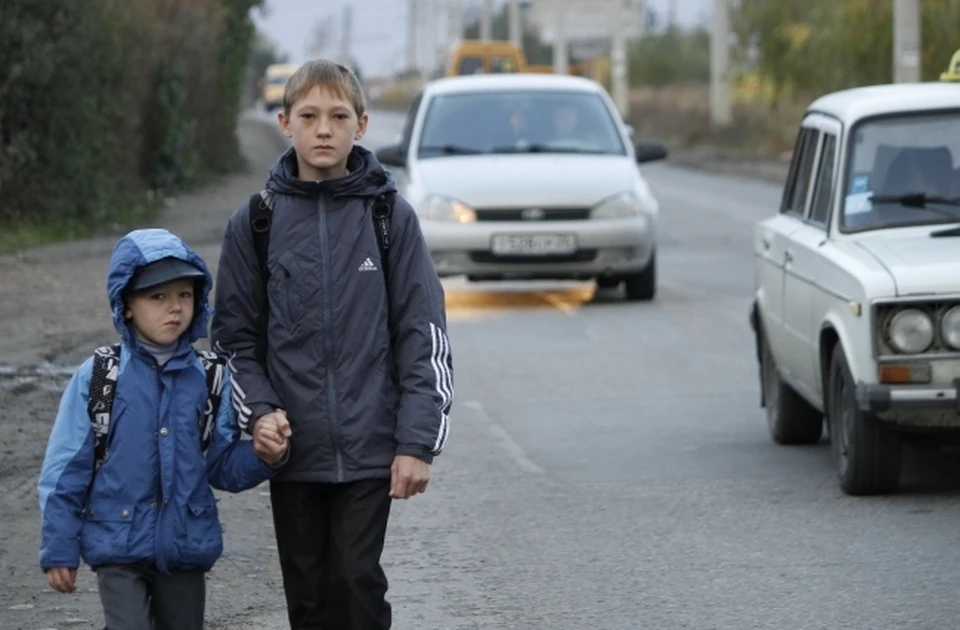 Одна из основных задач родителей – научить своего ребенка правильным действиям на дороге.