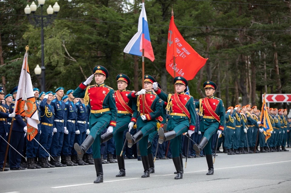 По Южно-Сахалинску прошли расчеты военнослужащих 68-го армейского корпуса, силовых структур и МЧС