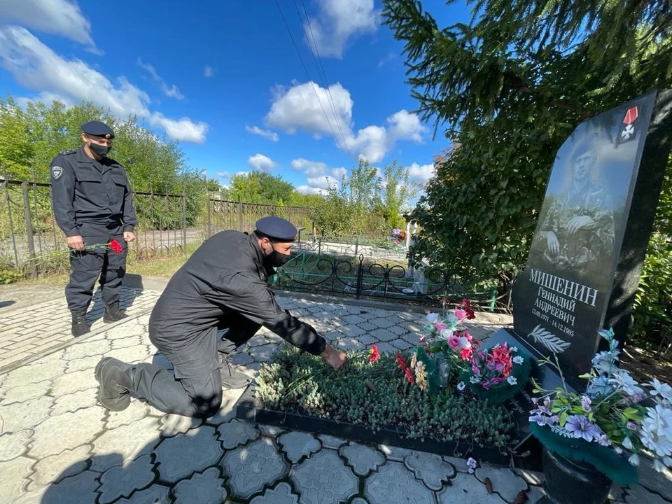 Сотрудники специального отряда быстрого реагирования возложили цветы к местам захоронения офицеров. Фото пресс-службы Управления Росгвардии по Белгородской области.
