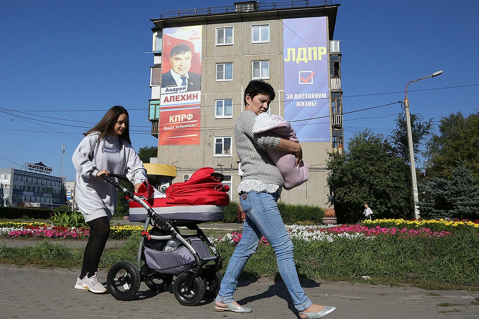 Агитационные баннеры партий КПРФ и ЛДПР на одной из улиц Омска. Фото: Евгений Софийчук/ТАСС
