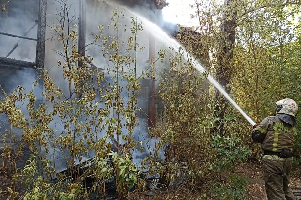 Огонь охватил 80 квадратных метров кровли и стен. Фото: МЧС по Свердловской области