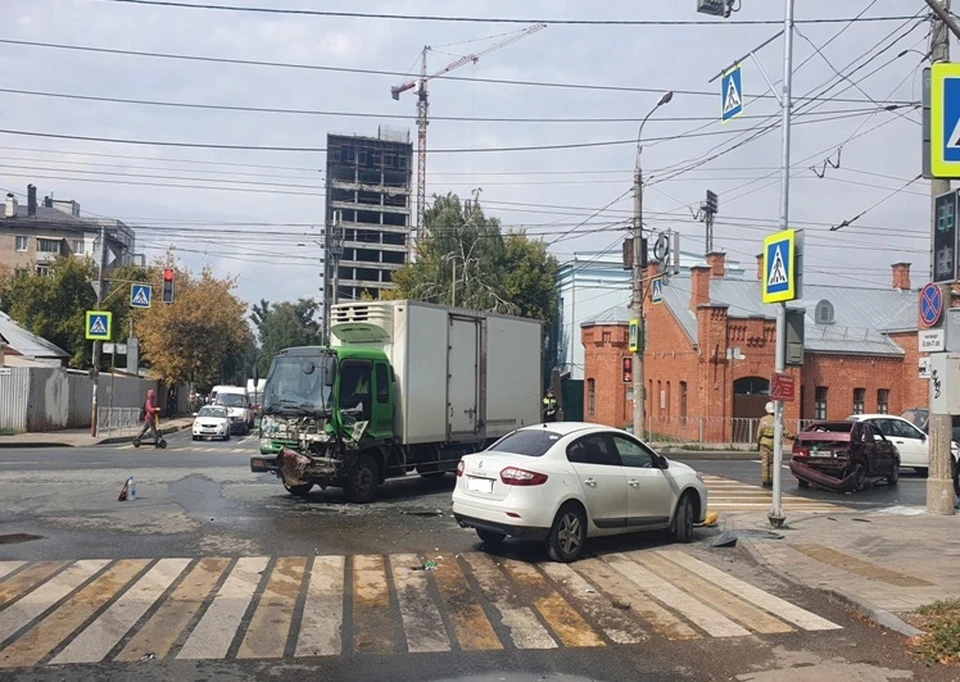 В аварии участвовали две легковушки и грузовик