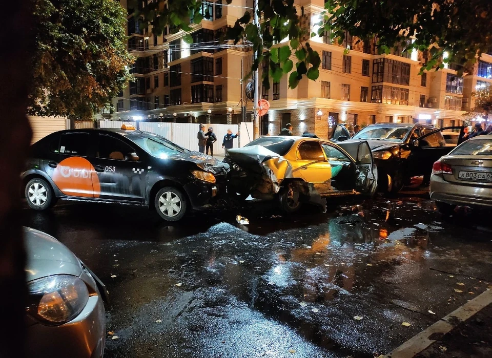 ДТП случилось в центре Рязани примерно в 23:53. Фото: vk.com/voditelrzn62 | Илья Радучич