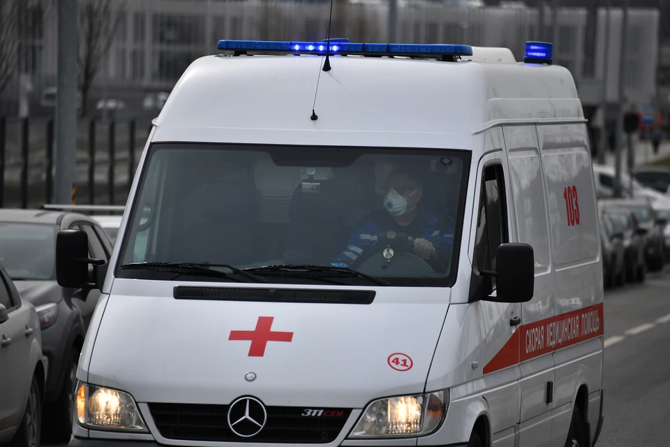 Четверых взрослых и ребенка госпитализировали