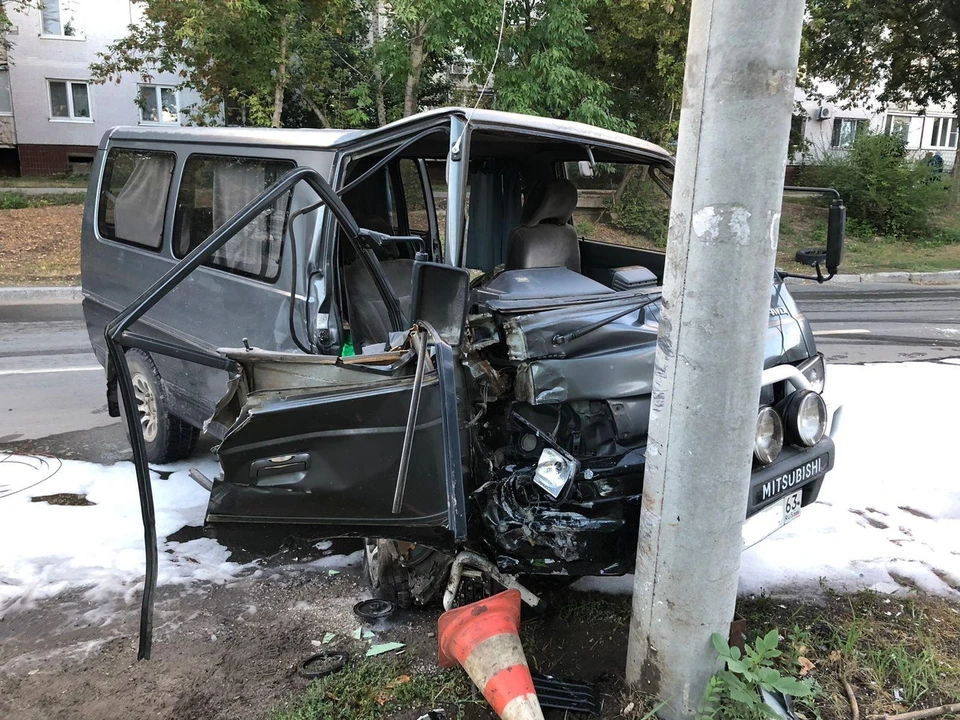 Полицейские проводят проверку по факту ДТП. Фото: ГУ МВД по Самарской области