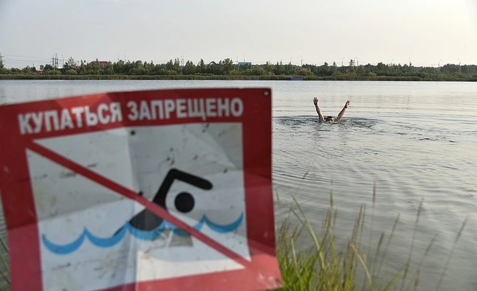 Сейчас на месте инцидента работают водолазы, они занимаются поисками погибшего.