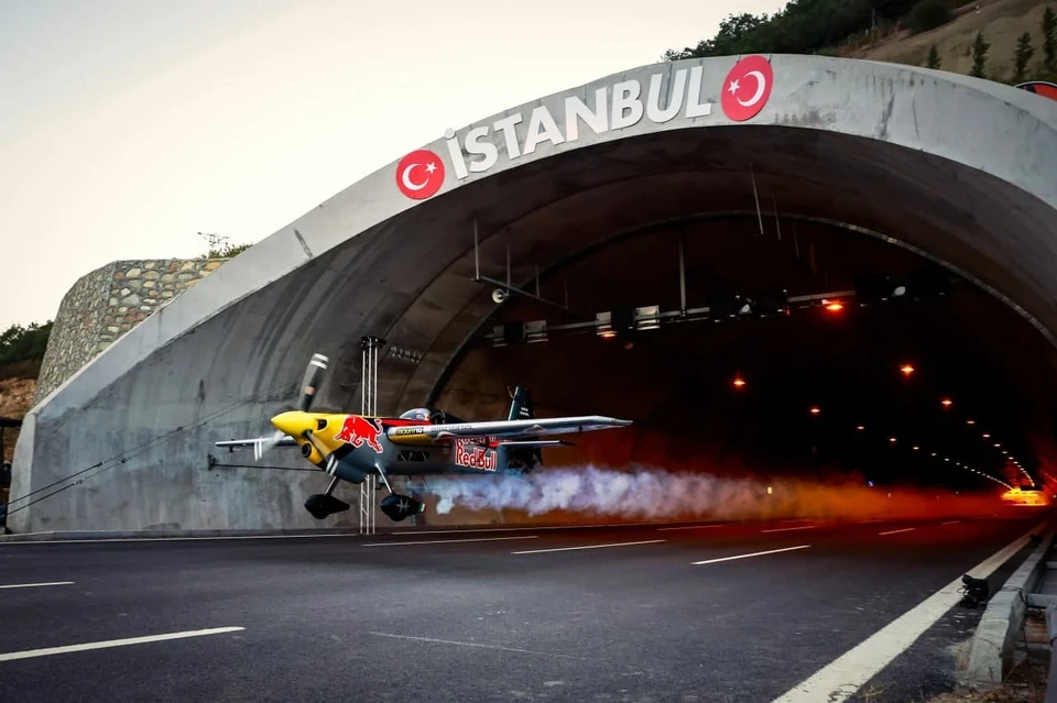 Летчик из Италии установил мировой рекорд, пролетев на самолете через два тоннеля в Стамбуле. Фото: Red Bull