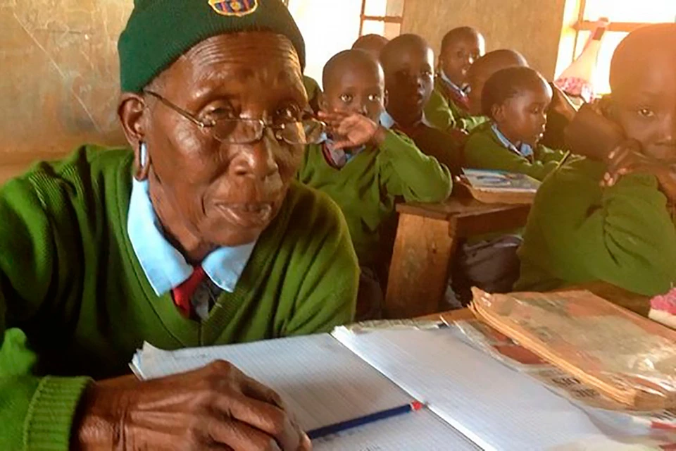 Жительница Кении Присцилла Ситиенея впервые пошла в школу и села за одну парту вместе со своими внуками