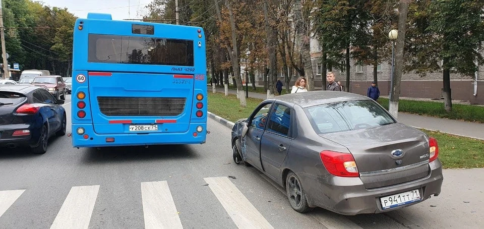 В центре Тулы столкнулись автобус и иномарка