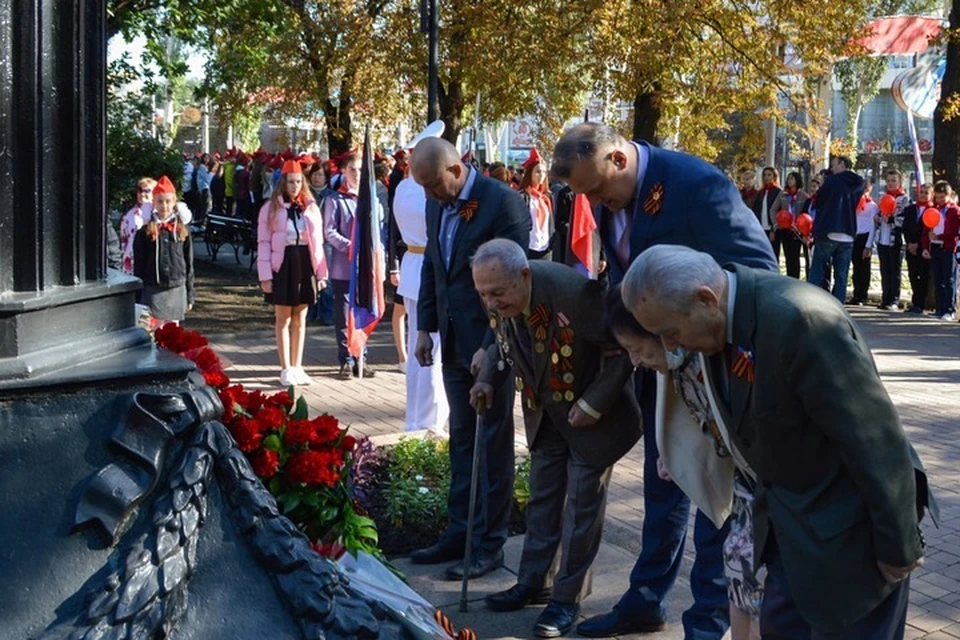В Донецке возложили цветы к памятникам К.А. Гурову и Ф.А. Гринкевичу. Фото: t.me/kulemzin_donetsk