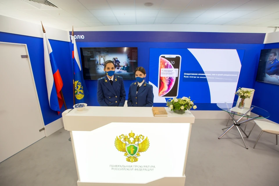 Многие подходили к девушкам не ради консультации, а ради селфи