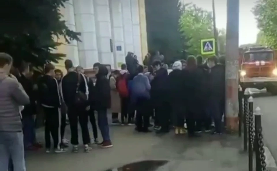 900 человек эвакуировали из здания нижегородского политехнического колледжа из-за короткого замыкания. ФОТО: "Регион-52 | Нижний Новгород"