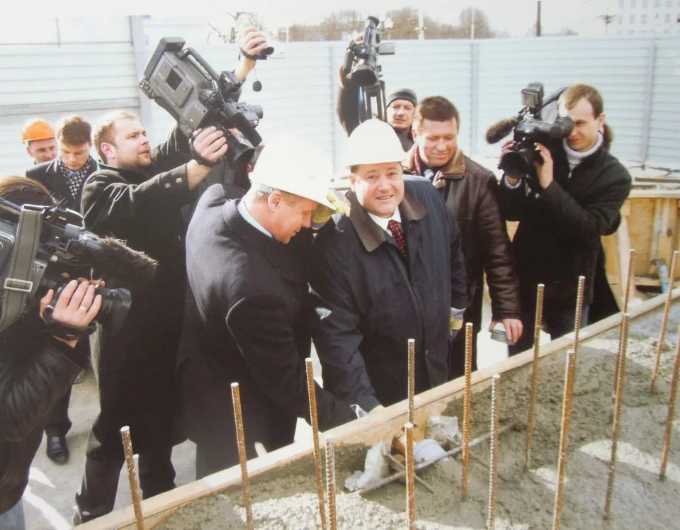 21 марта 2006-го от имени калининградцев капсулу с посланием потомкам в основание Триумфальной колонны заложили губернатор Георгий Боос и мэр Юрий Савенко.