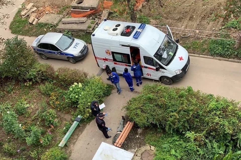 В Алексине, в микрорайоне Петровка возле одного из домов обнаружили труп мужчины
