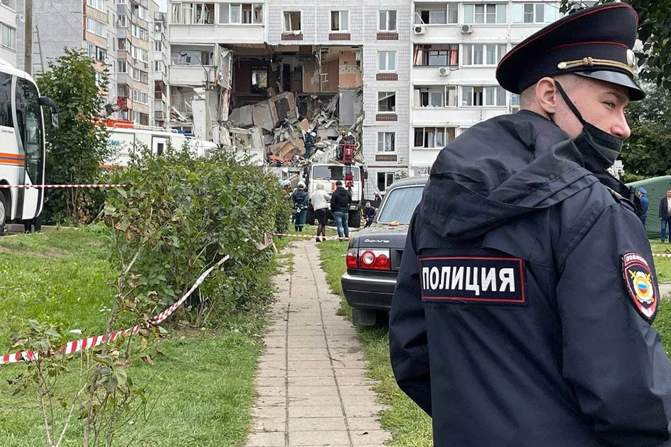 В подмосковном Ногинске спасатели продолжают разбирать завалы разрушенного взрывом подъезда жилой многоэтажки на улице 28 июня.