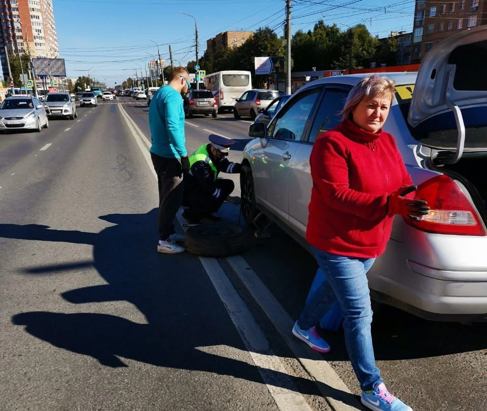 Тульские госавтоинспектора помогли автоледи заменить колесо