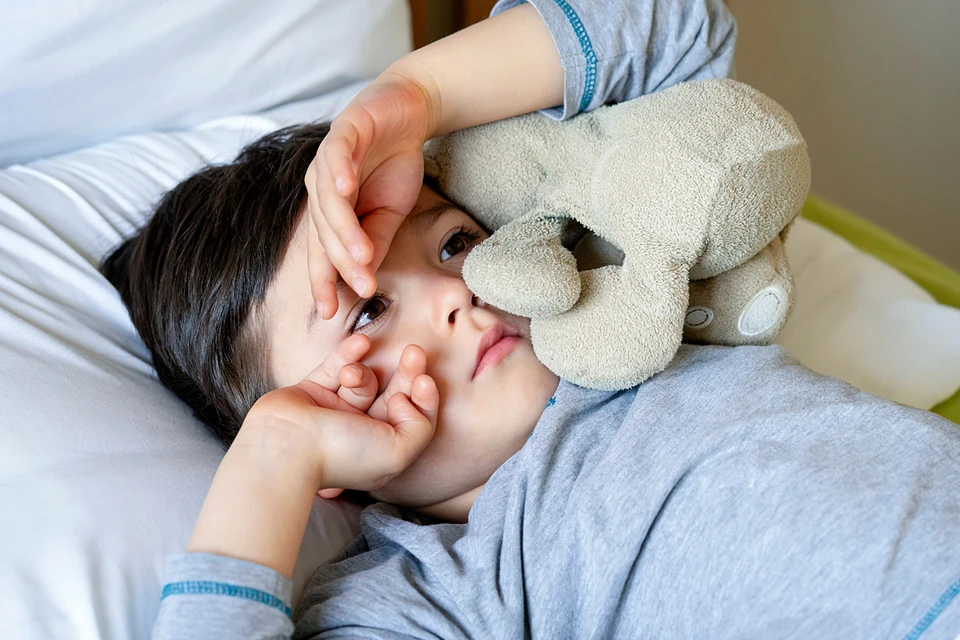 Если ребенок оттягивает время подъема, посмотрите, сколько ему нужно потом на сборы и поэкспериментируйте, до какого времени он еще может немного поваляться в постели
