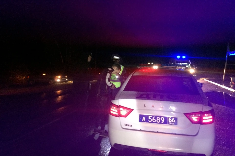 Женщины гуляли по проезжей части в темное время суток Фото: УГИБДД по Свердловской области