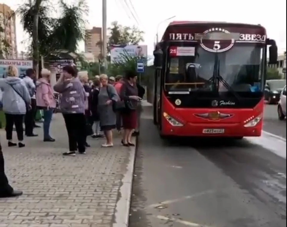 «Молиться надо»: пассажиров автобуса в Хабаровске высадили из-за намаза. Фото: стоп-кадр видео