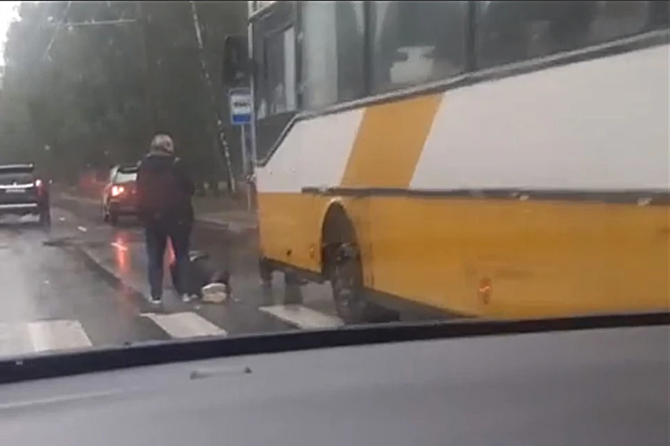 ДТП на улице Георгиева в Барнауле (фото: Скриншот видео со страницы https://vk.com/incident22)