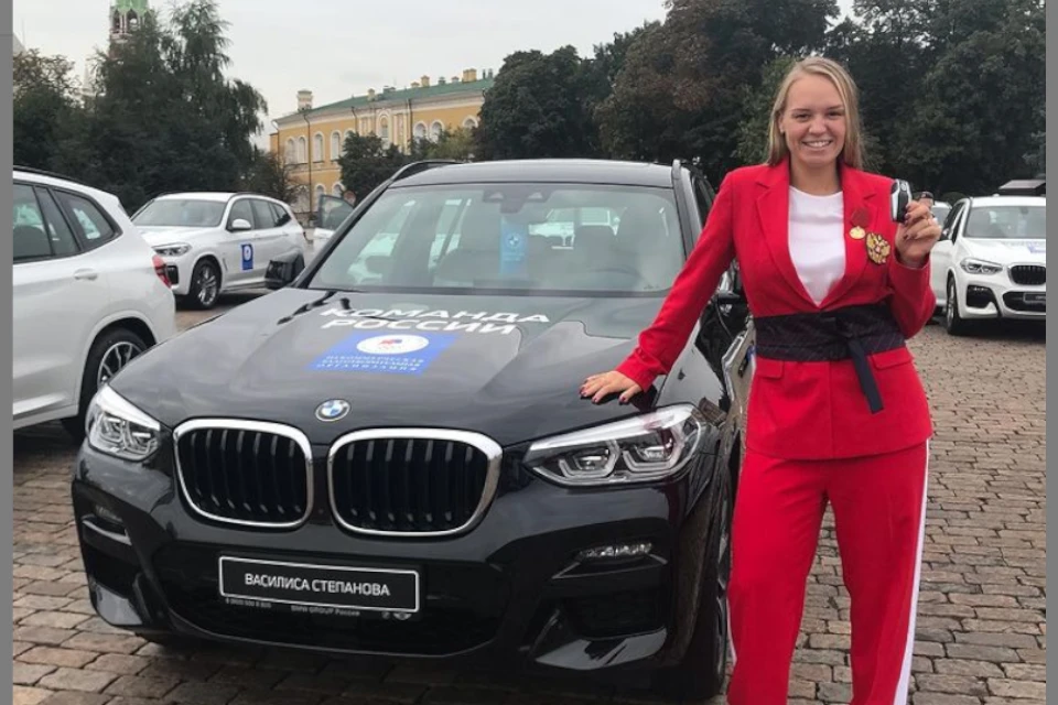 Наша чемпионка с новеньким авто. Фото: instagram.com/vasilisa_stepanova_2020