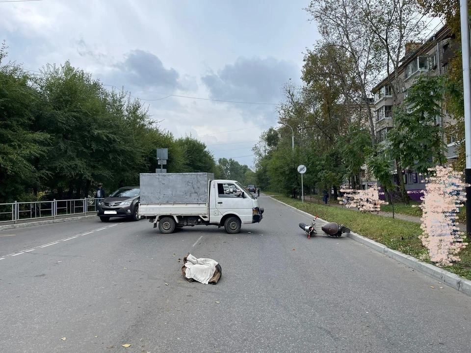 Подросток на мопеде угодил под автомобиль в Хабаровске