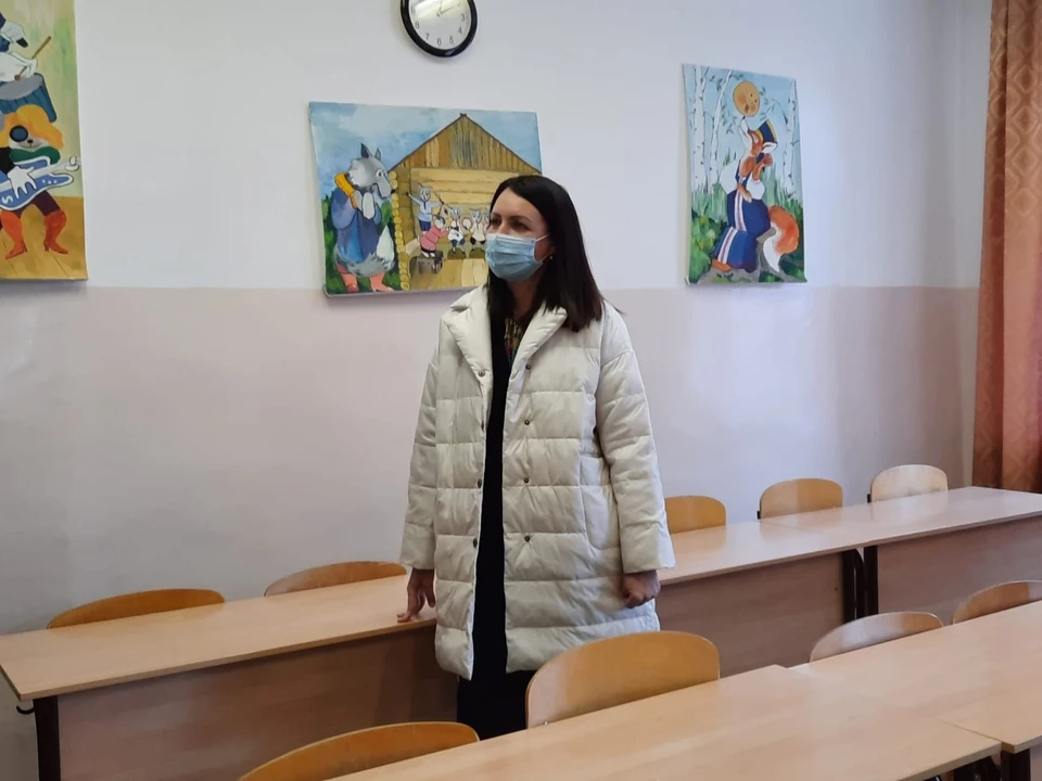 В ходе визита мэр дала поручение отремонтировать подъездные пути к школе искусств в 2022 году.