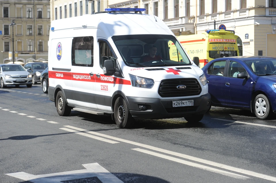 Жители центра Петербурга пожаловались на едкий запах в доме на Чайковского