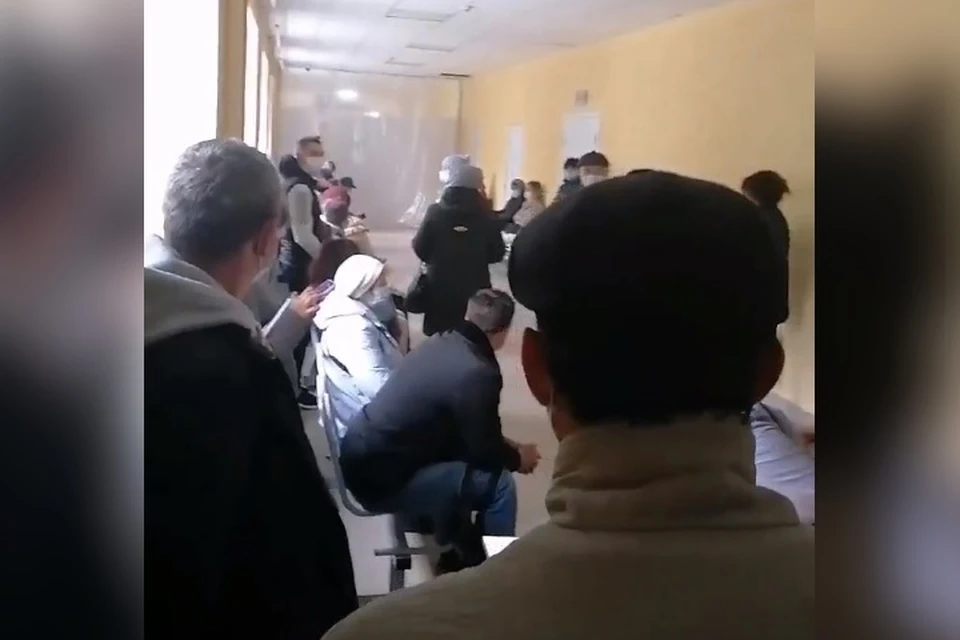 Фото: скриншот видео с очередью в больнице