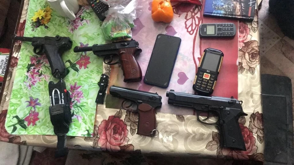 Арсенал оружия и запрещенные материалы хранились у задержанного в квартире. Фото: СУ СКР по Челябинской области.