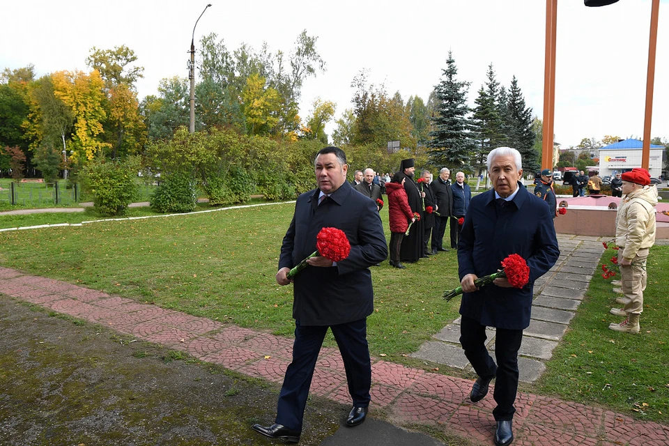 На возложении цветов.