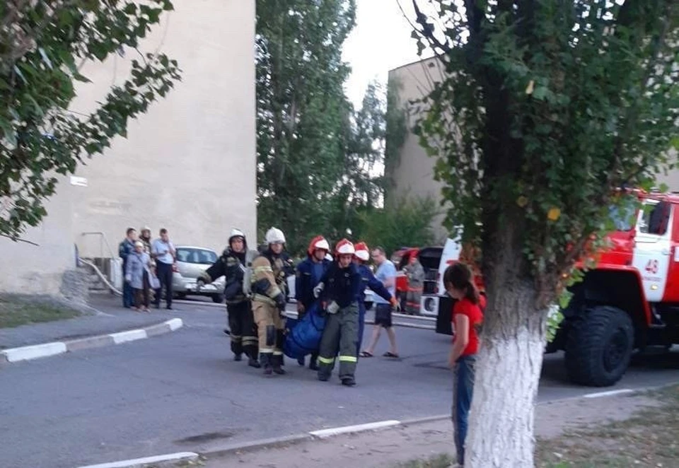 Спасения жителя Старого Оскола из горящей квартиры. фото: ГУ МЧС России по Белгородской области.