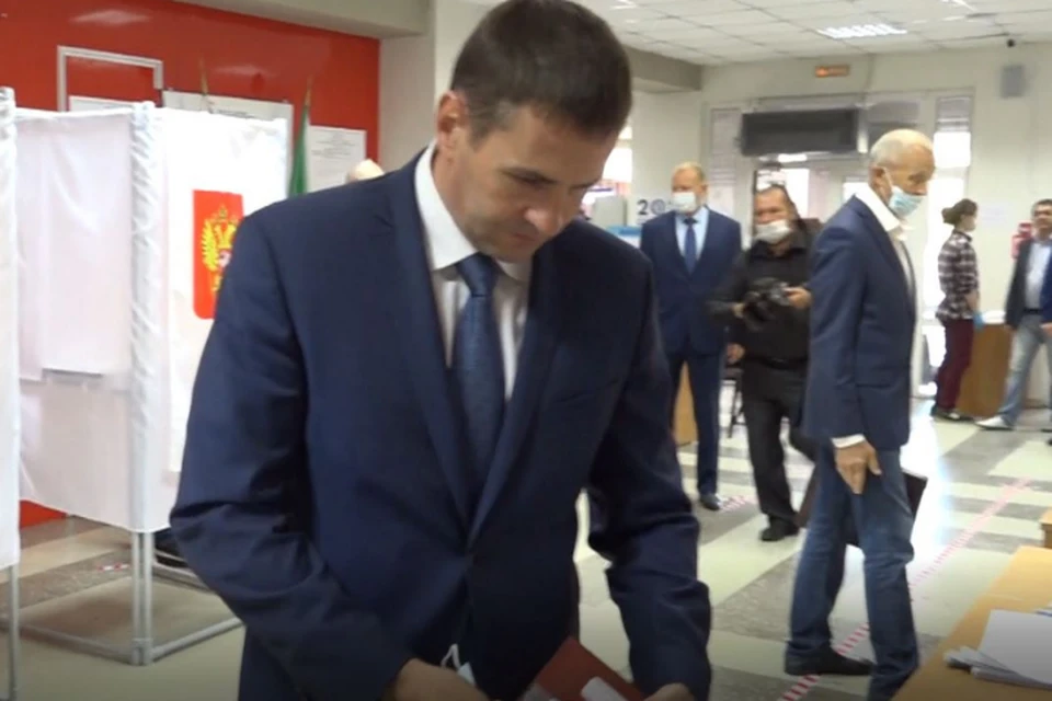 Заместитель Генерального прокурора РФ Дмитрий Демешин проголосовал в Хабаровске. Фото: стоп-кадр видео