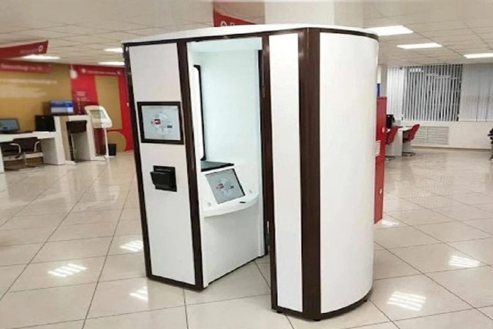 Жители Новосибирска стали оформлять загранпаспорта с помощью криптобиокабин. Фото: правительство НСО.