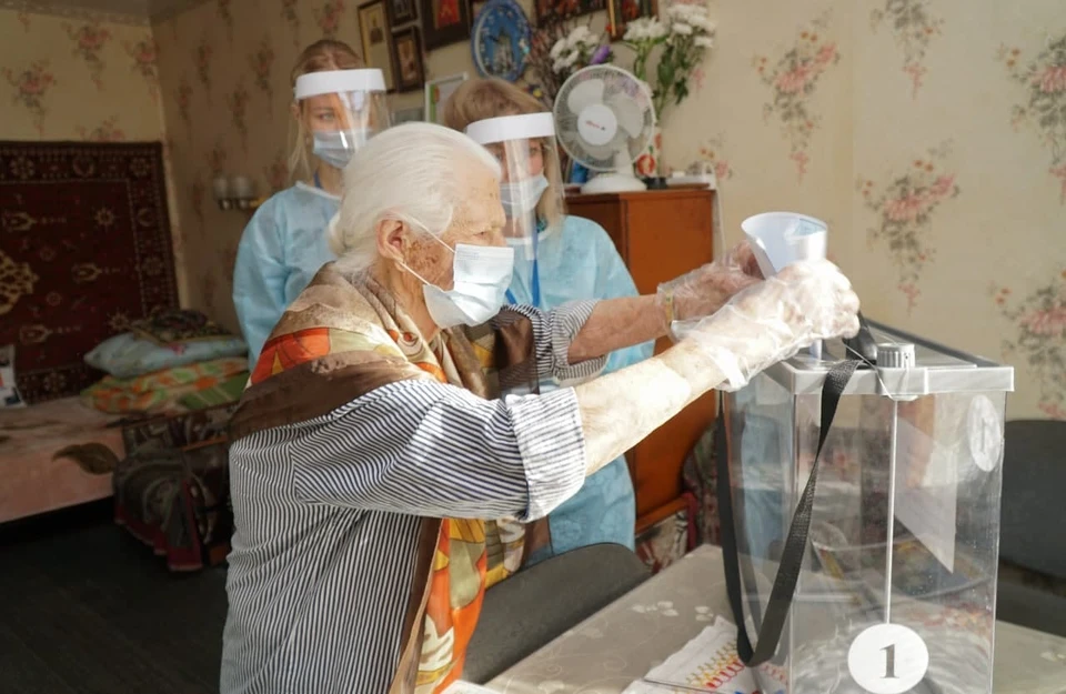 Выездную бригаду избирательного участка долгожительница встретила в своей квартире. Фото: Татьяна Терехина.