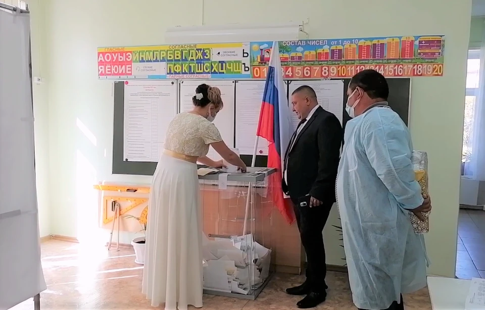 В Кузбассе молодожены отправились голосовать на выборы перед ЗАГСом. Фото: АПК.