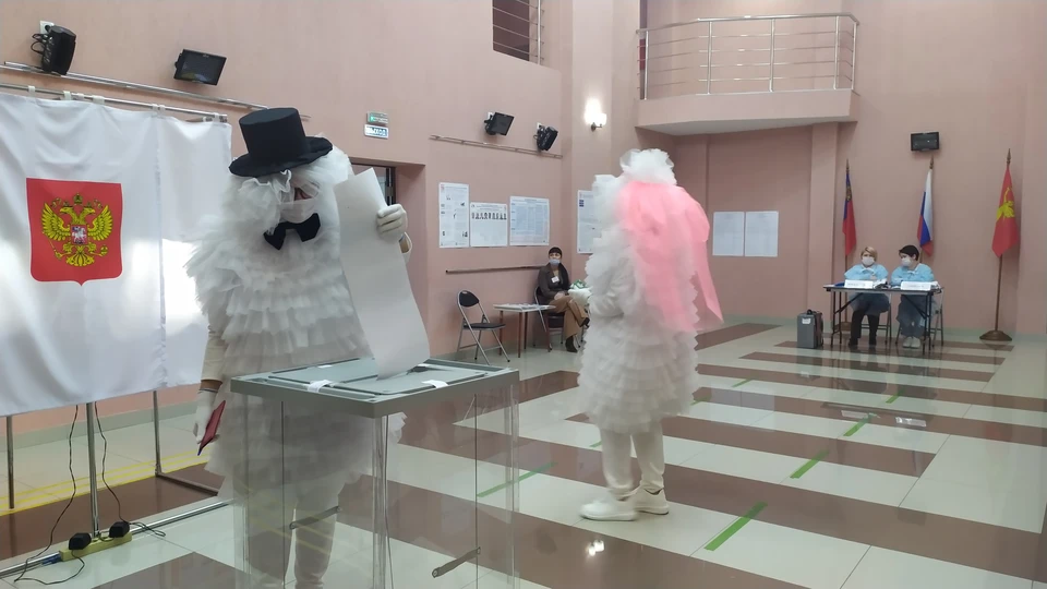 Необычный наряд кузбассовцев и удивил, и повеселил членов избирательной комиссии.