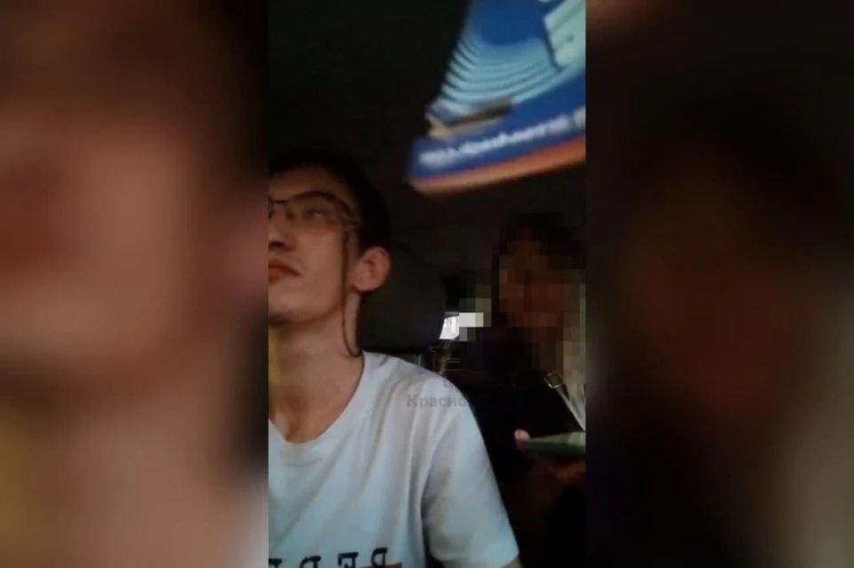 «Везименямразь» из Красноярска таксисту: «За баранку крепче держись, осел!». Скрин из видео